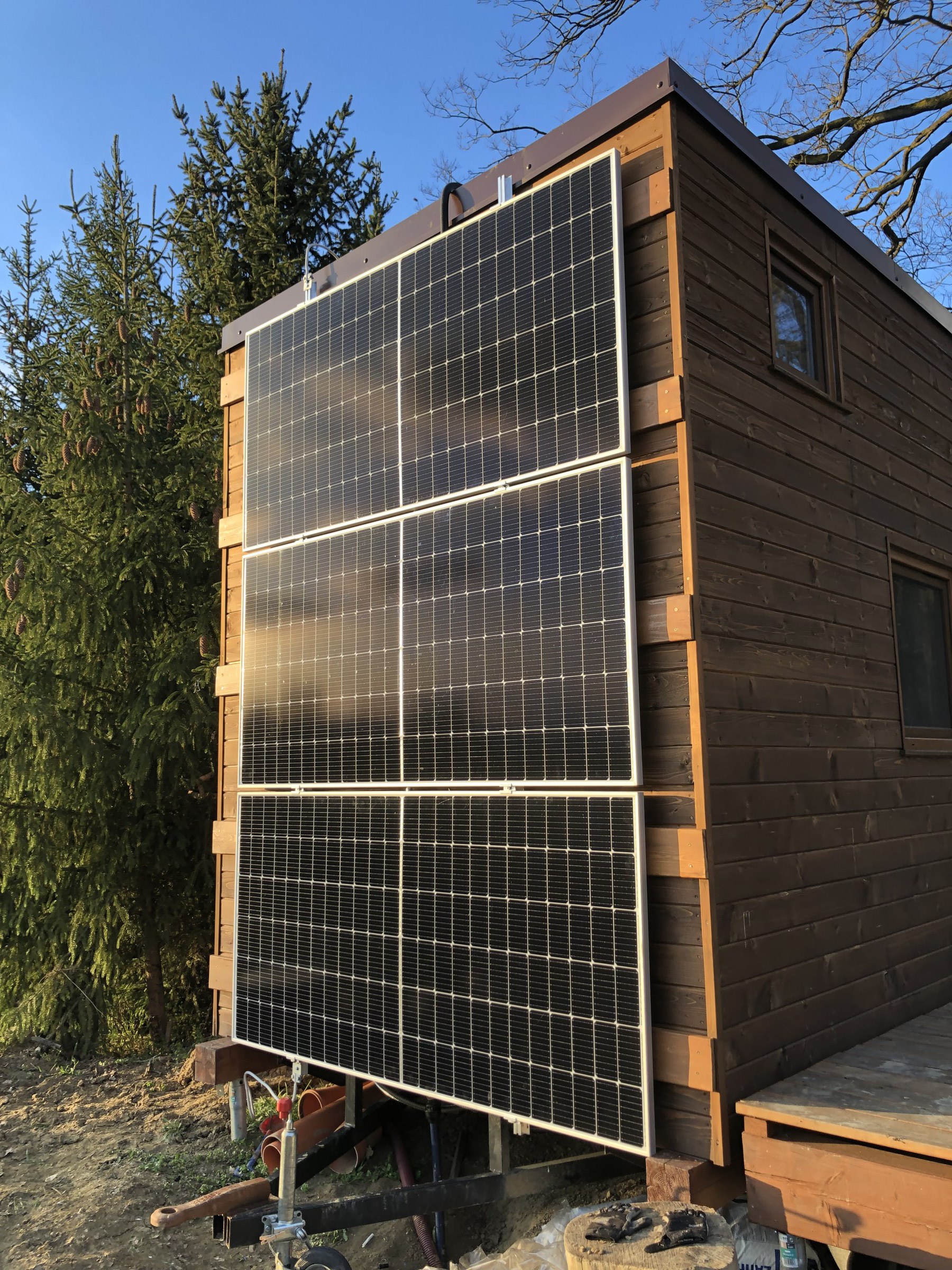Solární panely na stěně tiny house