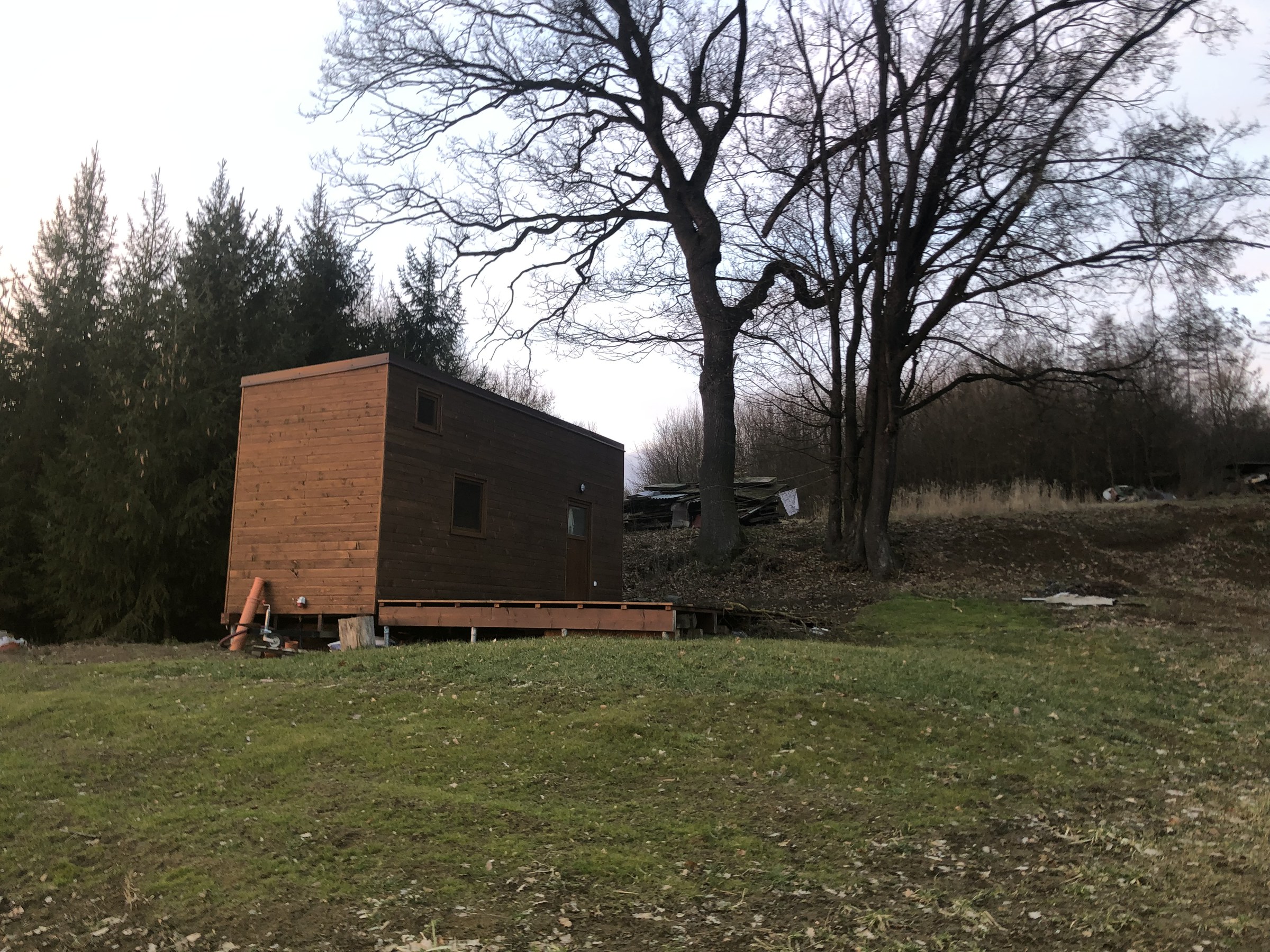 Tiny house zasazený v přírodě